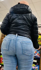 Chic w huge rounder in tight jeans‼️