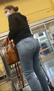 Latina milf nice ass in jeans