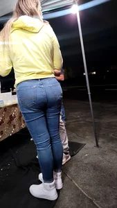 Latina with booty at taco stand