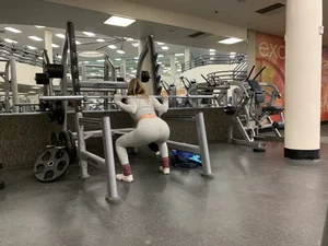 Hot gym babe in grey leggings with a nice ass doing squats