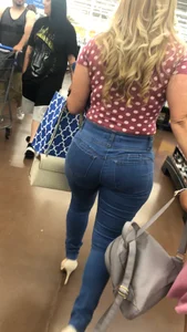 Hot ass candid milf in tight jeans with an amazing ass