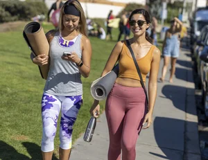 Hot candid summer girls in shorts, leggings and crop tops