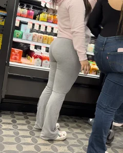 Latina :peach:Shopping with friends (OC)