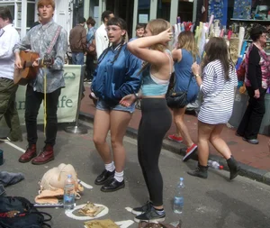 Guitar playing blonde babe with a nice ass and vtl in tight leggings