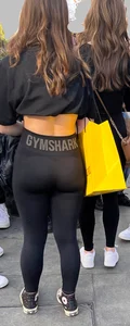 Tight booty in black gymshark leggings & croptop