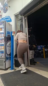 Latina jiggle big butt in brown leggings