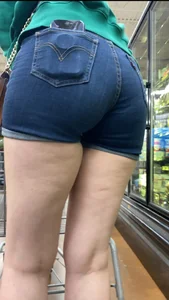 PAWG eating up shorts. VPL