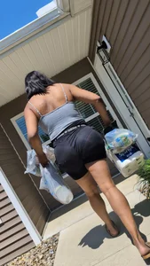 Thick ass delivery chick with vpl . She had too many bags and I needed caps
