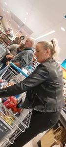 Hot MILF shows her hot undies+ face pic. (OC)