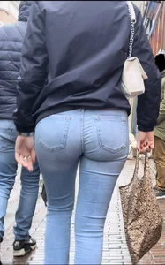 Thight round ass in jeans
