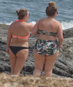 Thick and sexy bikini babe in black and peach bikini outfit