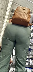Casual milf kept bending over w strong VPL‼️
