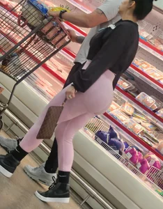 Dumpy 1 ( Pink leggings pretty face phat ass BBL)