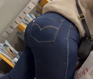 Latina big ass in jeans !(oc)