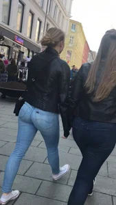 Candid babe with a nice ass in tight jeans