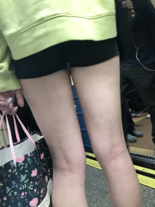Hot subway candid girl in shorts with hot slim legs closeups