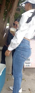 Petite Latina with standing buttocks in very tight pants💯