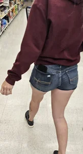 Nice MILF legs in tight shorts