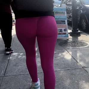 Jiggly Buttle butt in bright pink gym leggings