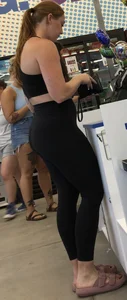 Thicc fit blonde in leggings at the checkout