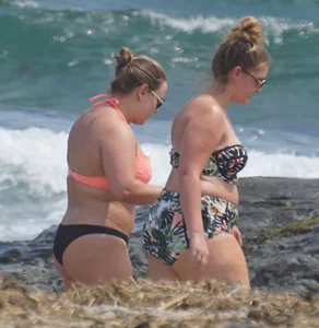 Thick and sexy bikini babe in black and peach bikini outfit