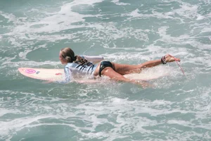 Candid surfing girls