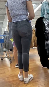 Tall Thick Latina Milf In Tight Black Jeans😋