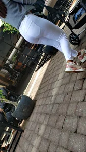 CURVED ASS WHITE PANTS MOM