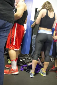 Athletic babe with nice ass in leggings at the gym