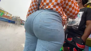 BIG AND VOLUMOUS ASS (NOT OC)
