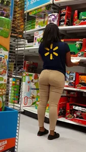 Big Booty in Tight Jeans Candid Gallery