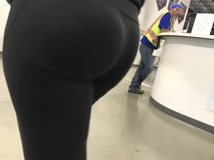 Sexy Amazon employee in leggings with a nice ass