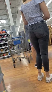 Tall Thick Latina Milf In Tight Black Jeans😋