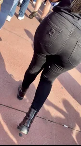 Fat booty black girl in tight black jeans! Strong VPL