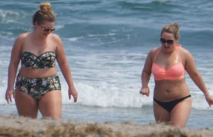 Thick and sexy bikini babe in black and peach bikini outfit