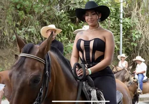 Latina cowgirls gitty up! Non OC