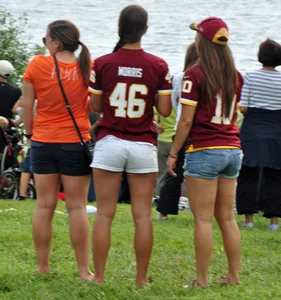 3 Washington friends in short shorts