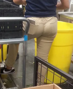 Juicy Candid Ass in Tight Pants Creepshot