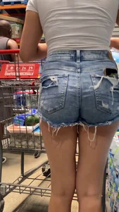 2 petite latinas in shorts+vid