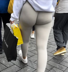 Hot bubblebutt with a jiggle in thight leggings