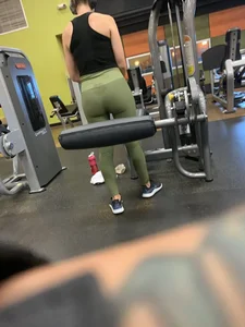 Girl working out with a nice ass in green leggings
