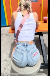 Cute skinny blonde in jean shorts [non-oc]