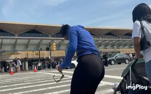 Black Queen with the YAMS in leggings at the airport ( OC , GIFs)