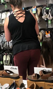 MILF in red leggings bends for the camera