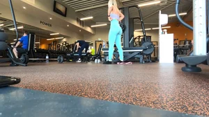 Gym blonde in turquoise leggings notices me and doesn’t mind, even moves in front of me later for some close-ups