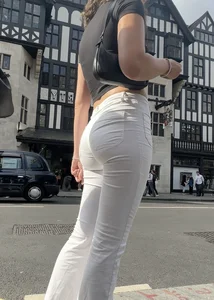 Tight round ass in white jeans shows us how it’s done