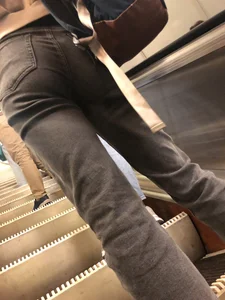 Nice Candid Ass in Grey Jeans on a Subway Escalator Closeups