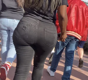 Fat booty black girl in tight black jeans! Strong VPL