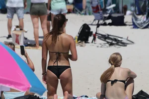 Candid Florida beach and bikini girls