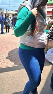 Gordita nalgona en jeans ajustados